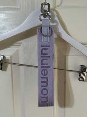 Lululemon Neverlost keychain in lavender